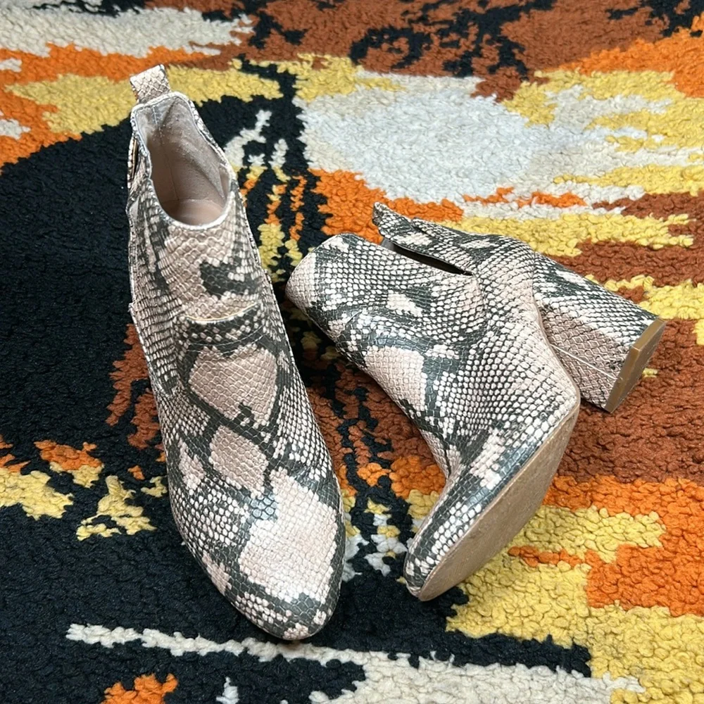 Forrest, STEVE MADDEN, snake bootie!!